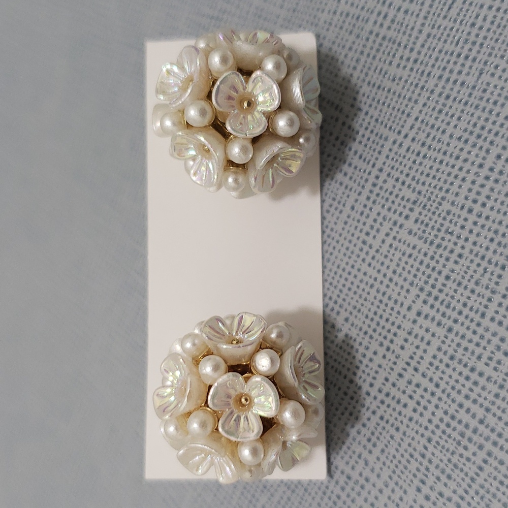 NWOT Floral Pearl Double Sided Earrings